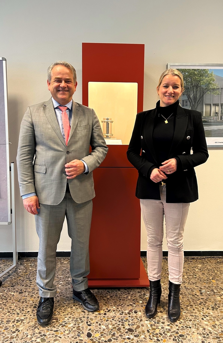 Das Foto zeigt die Niedersächsische Justizministerin Frau Dr. Kathrin Wahlmann und den Präsident des Landgerichts Dr. Thomas Veen