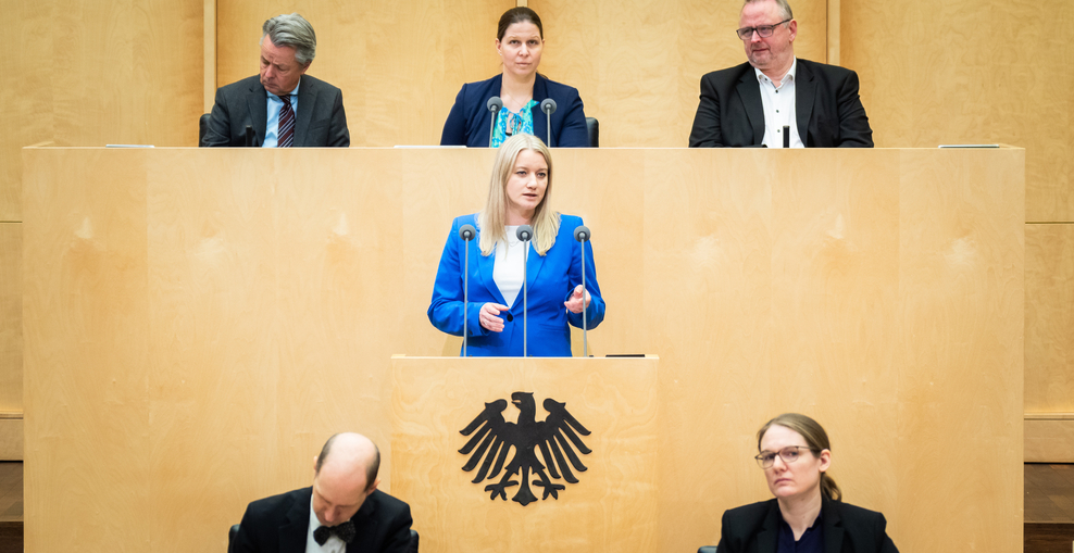 Justizministerin Dr. Kathrin Wahlmann hält eine Rede im Bundesrat zu dem Thema "Verbesserung des Schutzes vor sexueller Belästigung"