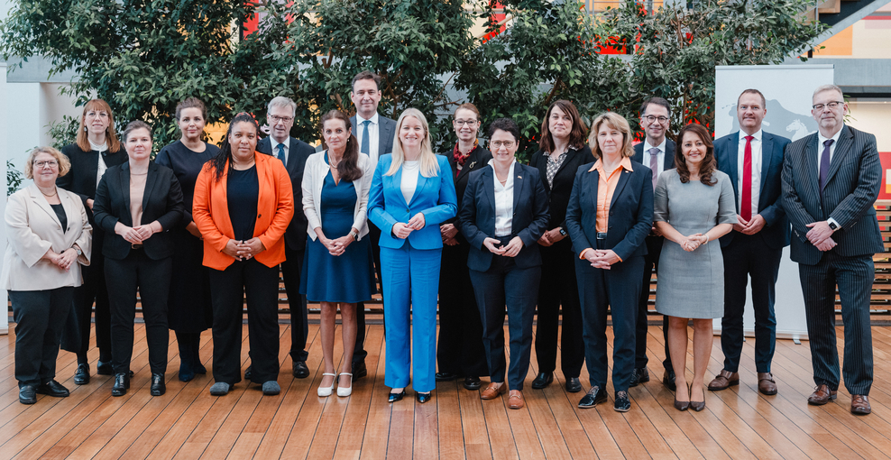 Gruppenbild von der Herbstkonferenz der Justizministerinnen und Justizminister in Berlin